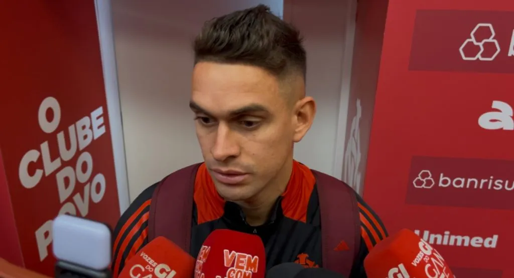 Rafael Borré, na zona mista do Estádio Beira-Rio (Foto: Tainan Nunes)