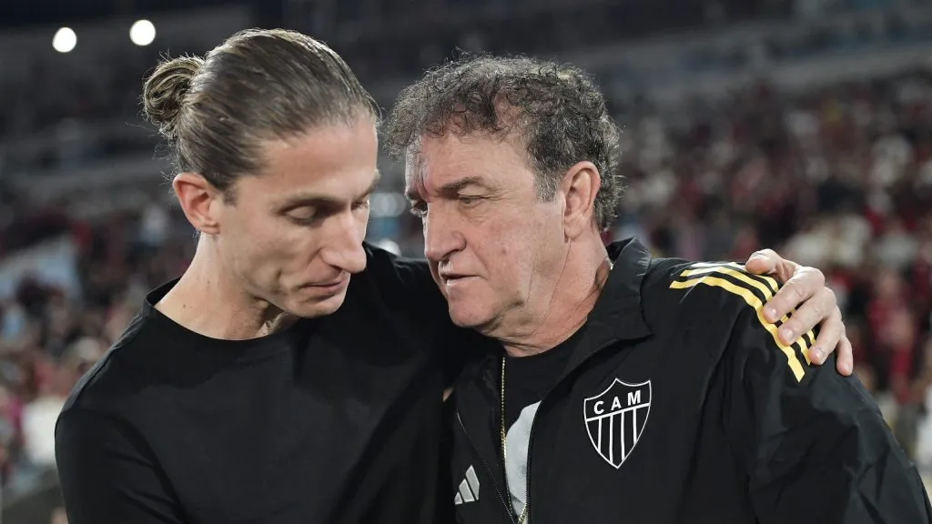 Filipe Luís e Cuca conversaram antes do primeiro duelo da competição nacional. Foto: Thiago Ribeiro/AGIF.