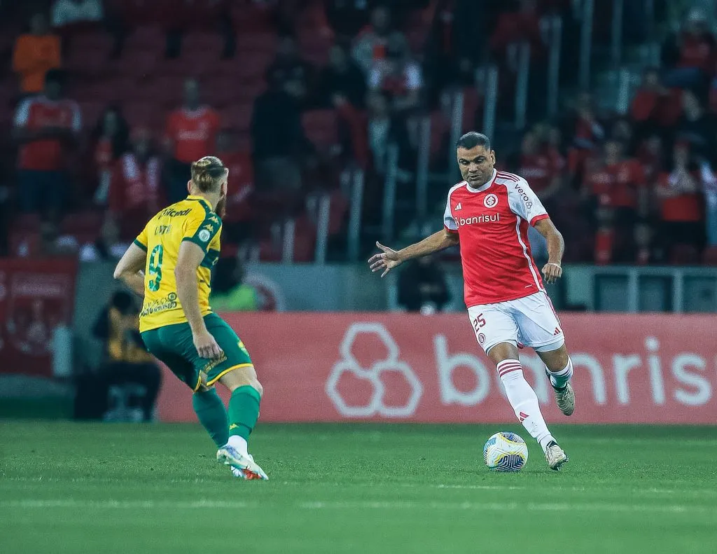 RS – PORTO ALEGRE – 16/09/2024 – BRASILEIRO A 2024, INTERNACIONAL X CUIABA – Gabriel Mercado jogador do Internacional disputa lance com Isidro Pitta jogador do Cuiaba durante partida no estadio Beira-Rio pelo campeonato Brasileiro A 2024. Foto: Giancarlo Santorum/AGIF