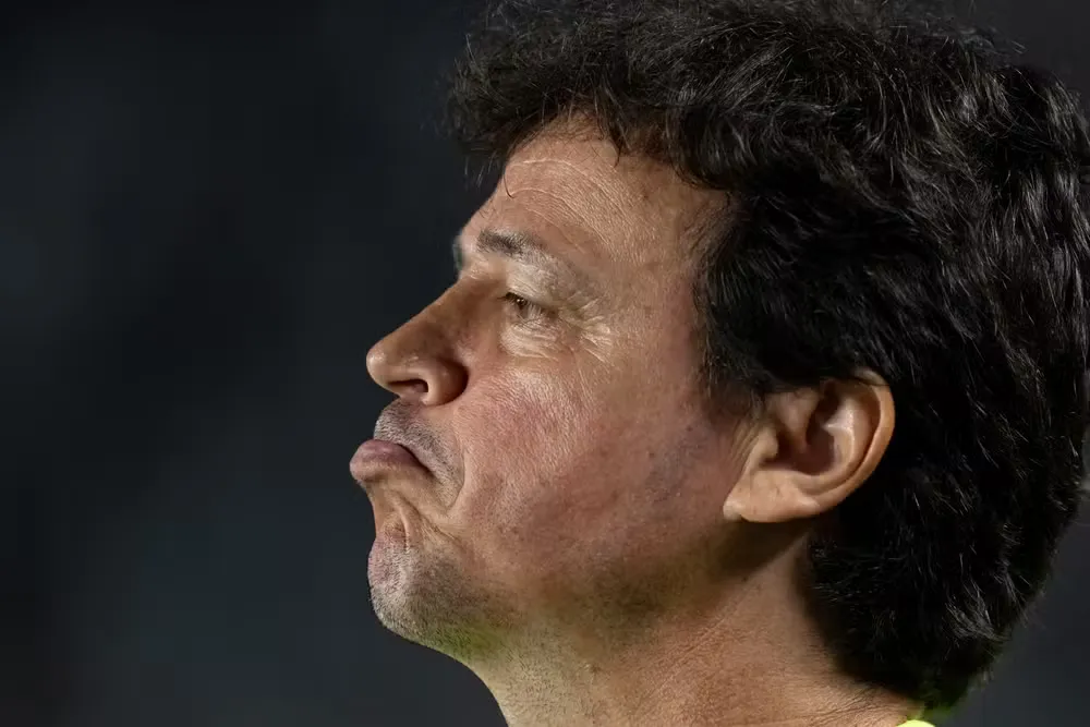 Fernando Diniz pressionado no Vasco. (Foto: Jorge Rodrigues/AGIF)