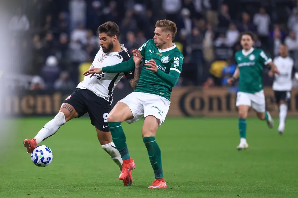 Yuri Alberto jogador do Corinthians disputa lance com Bruno Fuchs jogador do Palmeiras –  Foto: Marcello Zambrana/AGIF