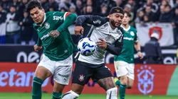 Memphis Depay jogador do Corinthians disputa lance com Gustavo Gómez - Foto: Marcello Zambrana/AGIF