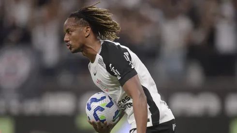 Andre Carrillo jogador do Corinthians comemora seu gol durante partida contra o Fortaleza no estadio Arena Corinthians pelo campeonato Brasileiro A 2025. Foto: Alan Morici/AGIF