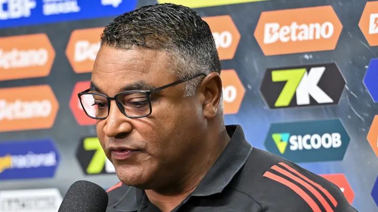 Roger Machado tecnico do Internacional durante partida contra o Santos no estadio Vila Belmiro pelo campeonato Brasileiro A 2025. Foto: Jota Erre/AGIF