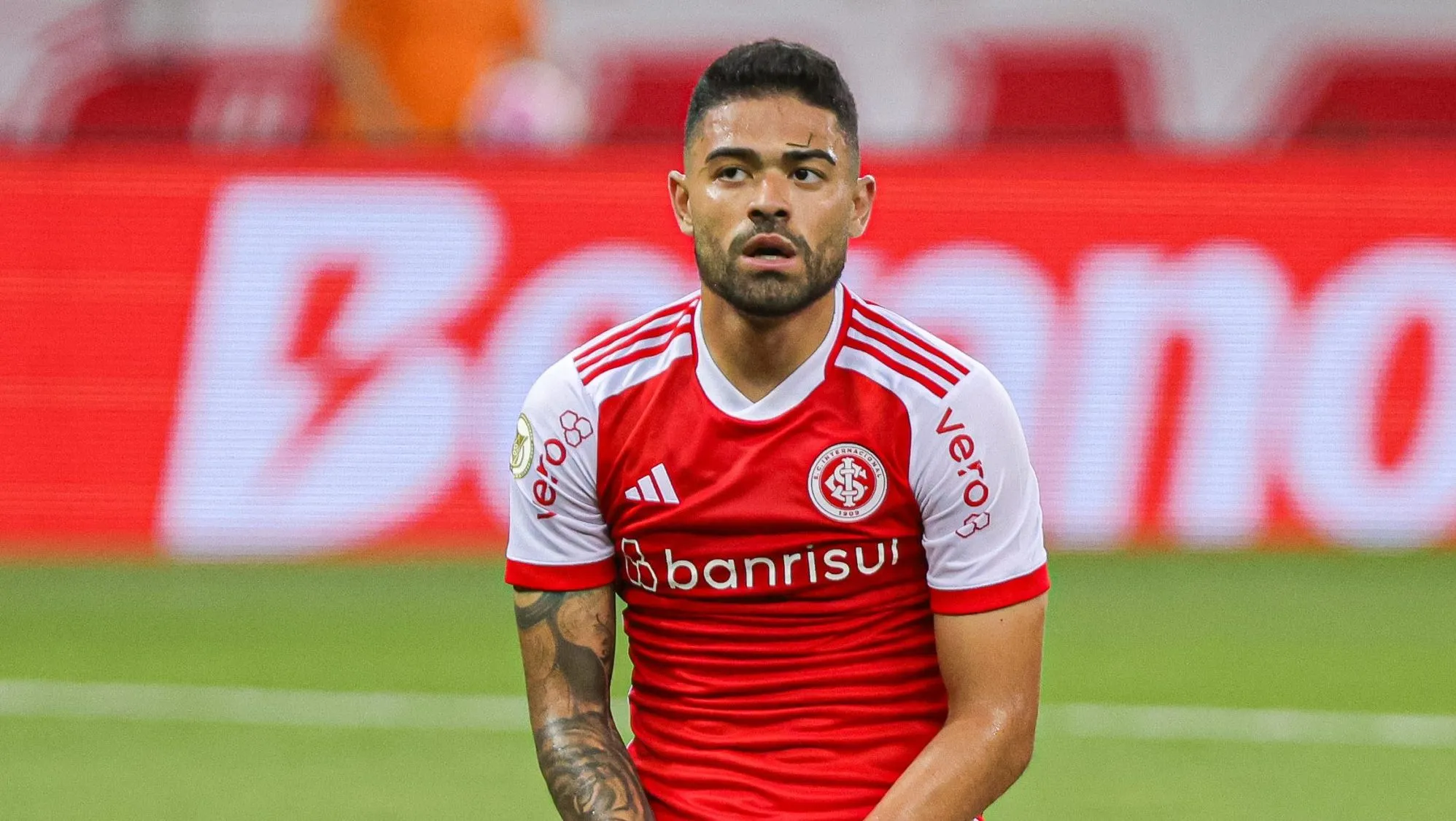 RS – PORTO ALEGRE – 30/10/2024 – BRASILEIRO A 2024, INTERNACIONAL X FLAMENGO – Bruno Tabata jogador do Internacional lamenta durante partida contra o Flamengo no estadio Beira-Rio pelo campeonato Brasileiro A 2024. Foto: Maxi Franzoi/AGIF