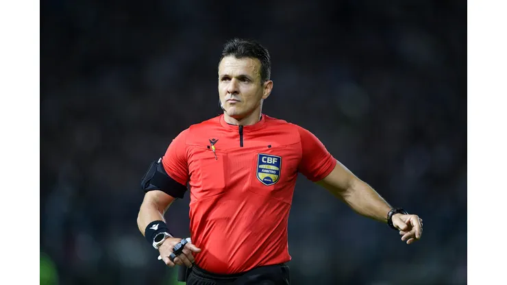 RJ - RIO DE JANEIRO - 05/10/2024 - BRASILEIRO A 2024, VASCO X JUVENTUDE - O arbitro Caio Max Augusto Vieira durante partida entre Vasco e Juventude no estadio Sao Januario pelo campeonato Brasileiro A 2024. Foto: Thiago Ribeiro/AGIF