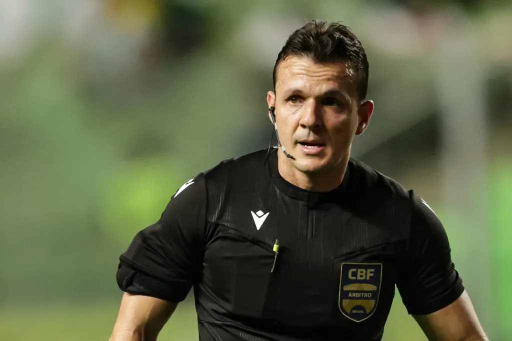 O arbitro Caio Max Augusto Vieira durante partida entre America-MG e Goias no estadio Independencia pelo campeonato Brasileiro B 2024. Foto: Gilson Lobo/AGIF