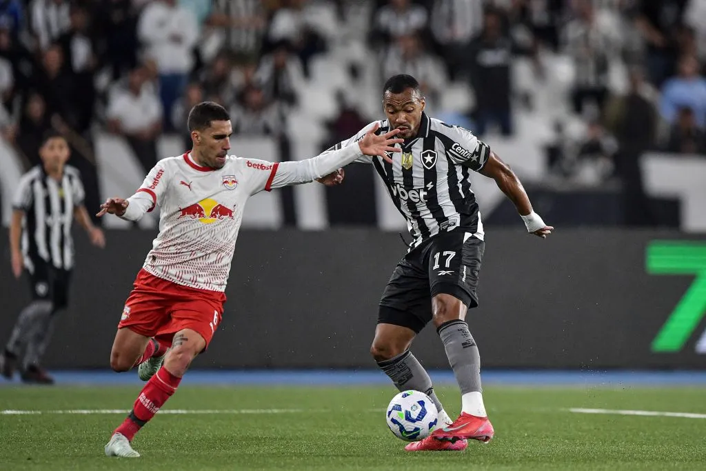Marlon Freitas jogador do Botafogo durante partida contra o Bragantino no estadio Engenhao pelo campeonato Copa Do Brasil 2025. Foto: Thiago Ribeiro/AGIF