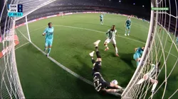 Brazão salvou o Santos em lance em cima da linha com defesaça com o rosto - Foto: Reprodução/SporTV