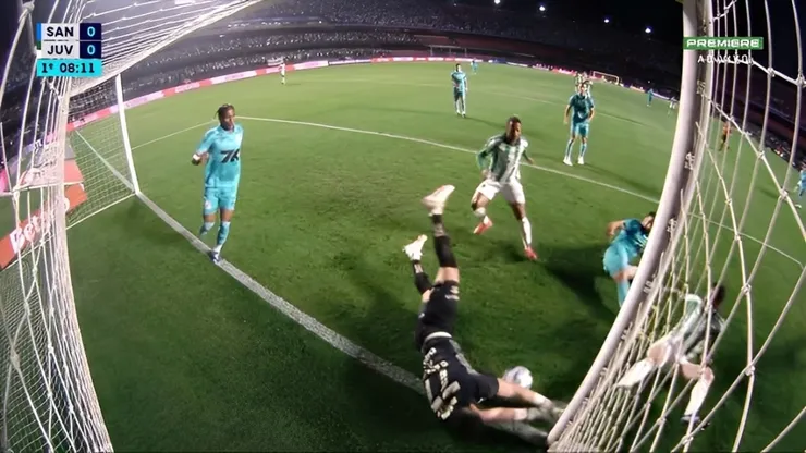 Brazão salvou o Santos em lance em cima da linha com defesaça com o rosto - Foto: Reprodução/SporTV