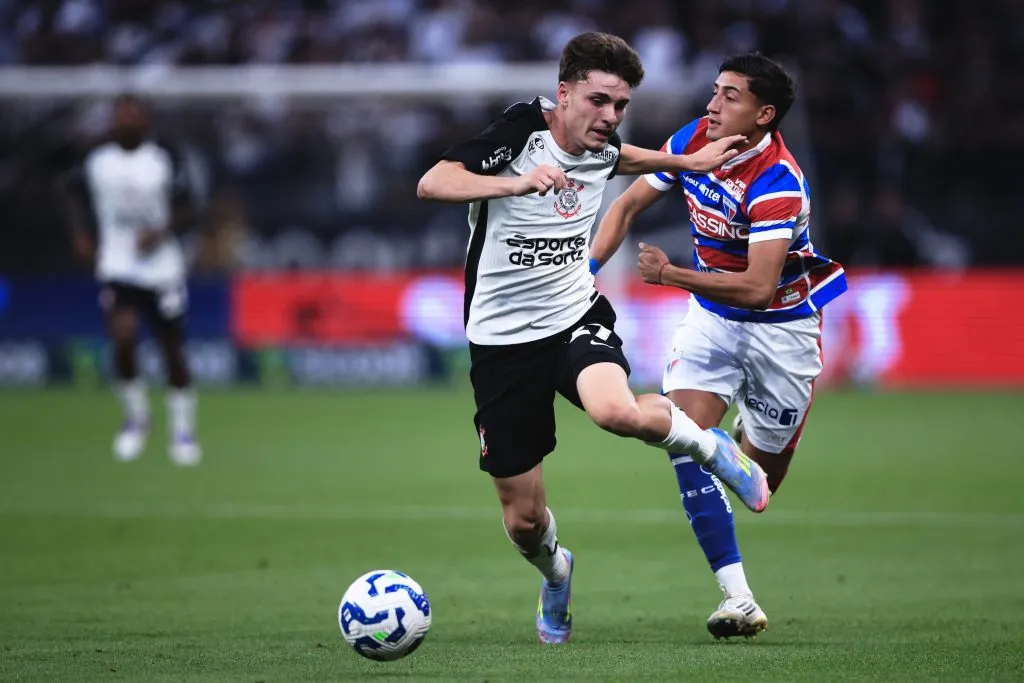 Breno Bidon jogador do Corinthians disputa lance com Herrera jogador do Fortaleza – Foto: Ettore Chiereguini/AGIF