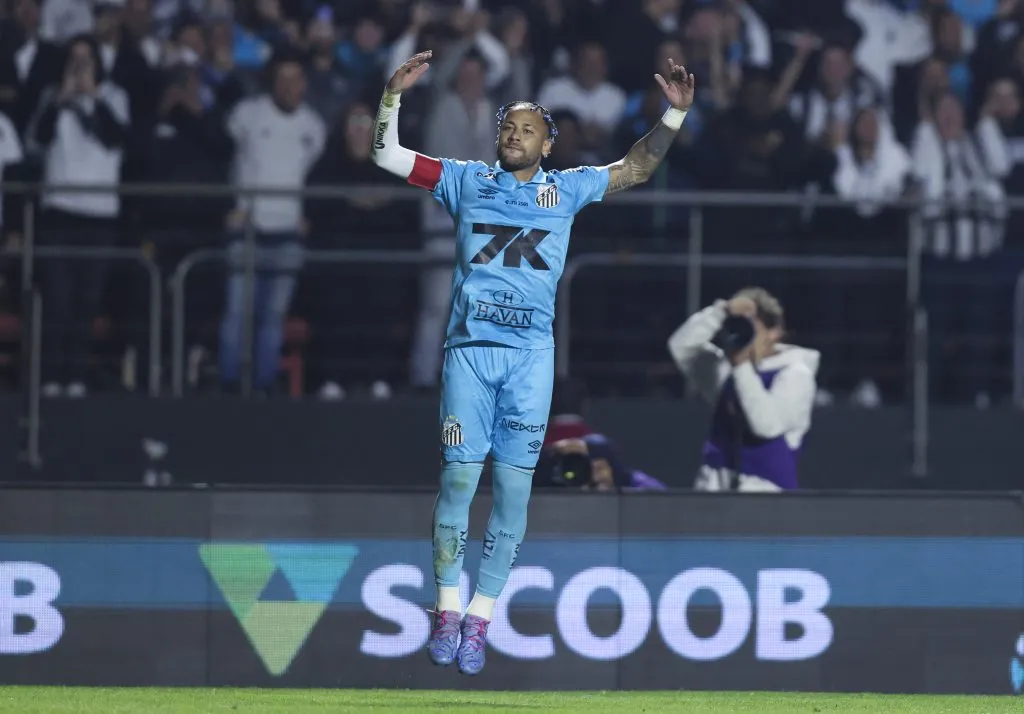 Neymar, atacante do Santos comemorando gol contra o Juventude, pelo Brasileirão Betano – Foto: Alexandre Schneider/Getty Images