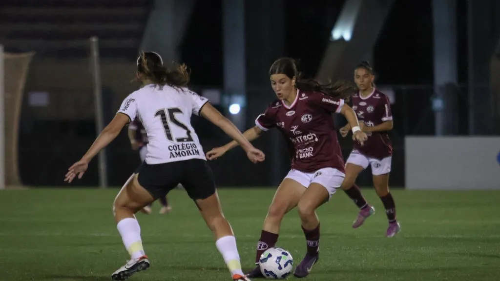 Jogadoras da Ferroviária e Corinthians no Brasileirão Feminino Sub-17