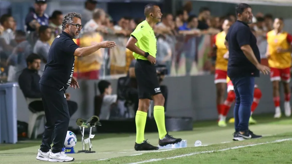 Cléber Xavier é alvo de vaias por parte da torcida – Foto: Mauricio De Souza/AGIF