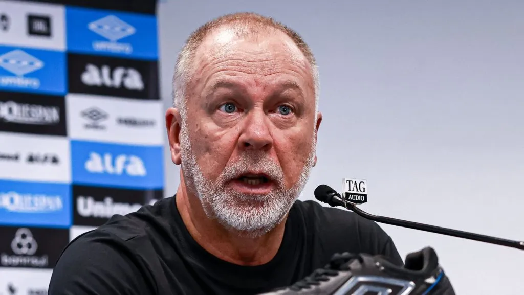 Mano Menezes está pressionado. Foto: Maxi Franzoi/AGIF