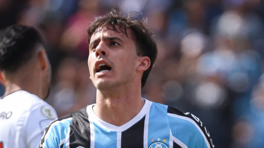 Felipe Carballo jogador do Gremio lamenta durante partida contra o Vitoria no estadio Francisco Stedile pelo campeonato Brasileiro A 2024.