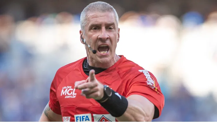 MG - BELO HORIZONTE - 16/02/2025 - MINEIRO 2025, CRUZEIRO X AMERICA-MG - O arbitro Anderson Daronco durante partida entre Cruzeiro e America-MG no estadio Mineirao pelo campeonato Mineiro 2025. Foto: