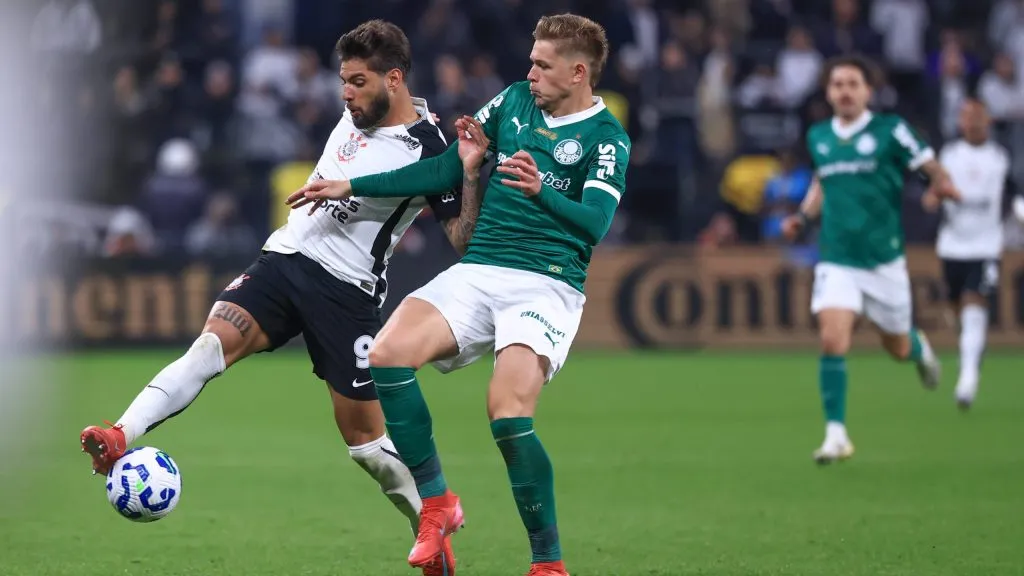 Yuri Alberto e Bruno Fuchs disputando. Foto: Marcello Zambrana/AGIF