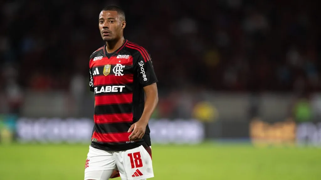De La Cruz em ação pelo Flamengo contra o São Paulo, pelo Brasileirão Betano – Foto: Jorge Rodrigues/AGIF