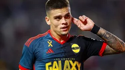 Gabriel Pec comemorando gol durante partida entre Los Angeles Galaxy e Vancouver Whitecaps, nos EUA, em 2024. Foto: Ronald Martinez