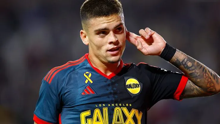Gabriel Pec comemorando gol durante partida entre Los Angeles Galaxy e Vancouver Whitecaps, nos EUA, em 2024. Foto: Ronald Martinez