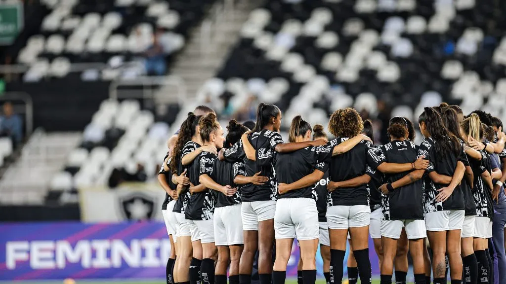 Elenco feminino do Botafogo em campo