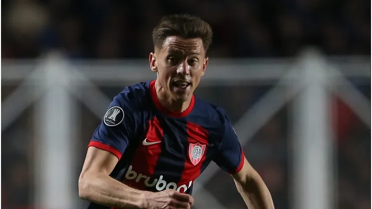 BUENOS AIRES, ARGENTINA - AUGUST 13: Nicolas Tripichio of San Lorenzo controls the ball during the Copa CONMEBOL Libertadores 2024 match between San Lorenzo and Atletico Mineiro at Pedro Bidegain Stadium on August 13, 2024 in Buenos Aires, Argentina. (Photo by Daniel Jayo/Getty Images)