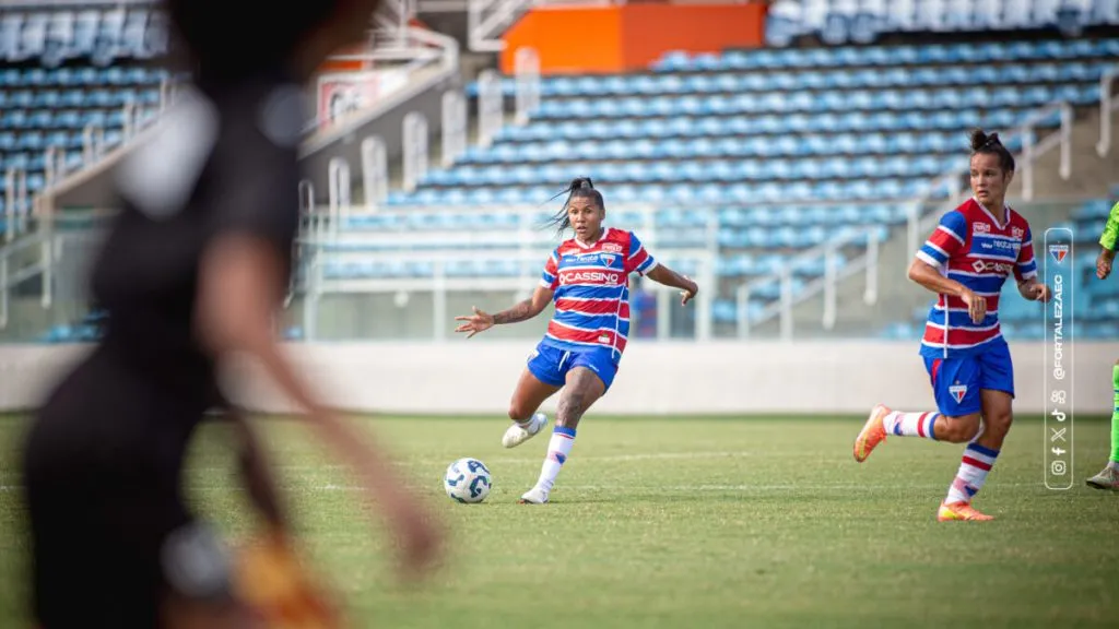 Jogadora do Fortaleza em campo