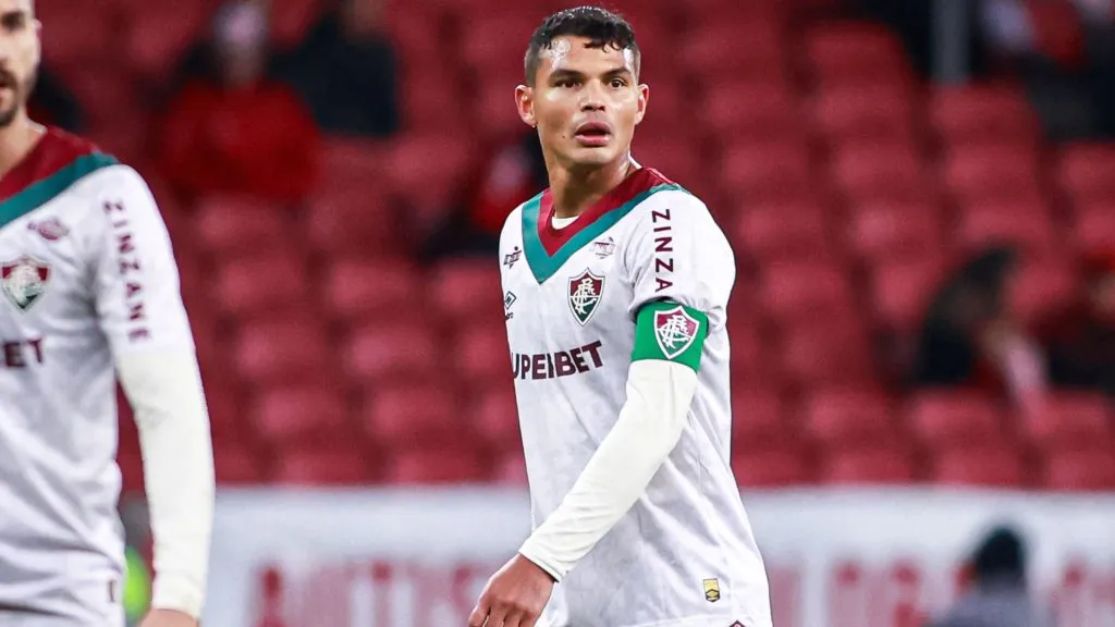 Thiago Silva em ação pelo Fluminense contra o Inter – Foto: Maxi Franzoi/AGIF