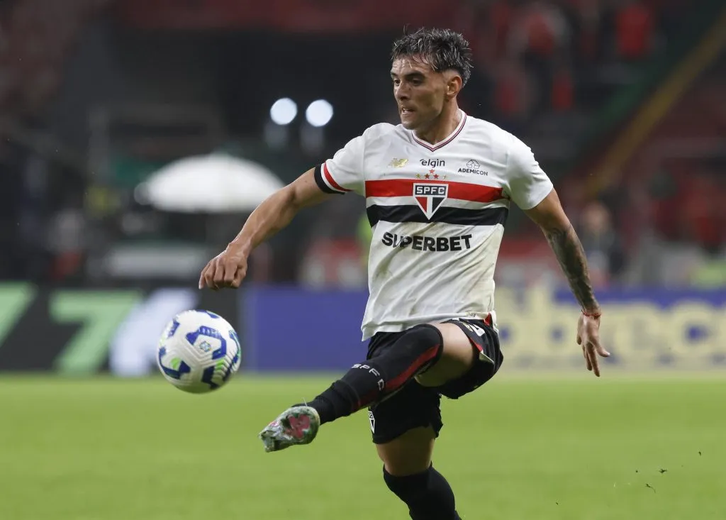 Lateral Enzo Díaz do São Paulo. Créditos: Rubens Chiri/Saopaulofc.net