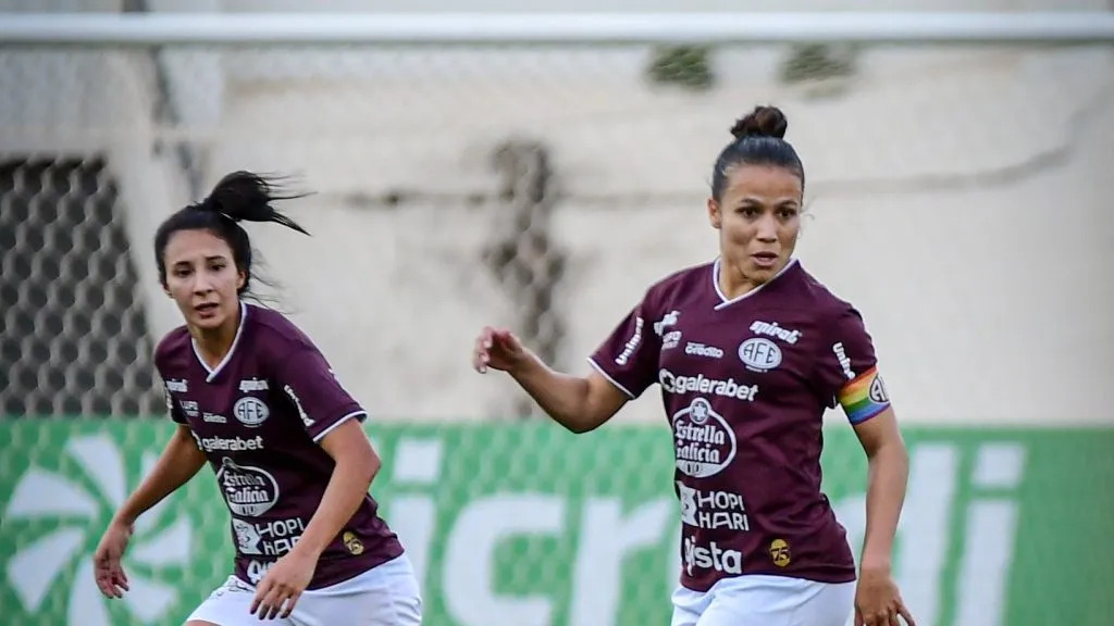 Jogadoras da Ferroviária em campo