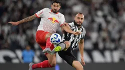 Arthur Cabral jogador do Botafogo disputa lance com Pedro Henrique jogador do Bragantino - Foto: Thiago Ribeiro/AGIF
