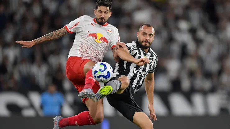 Arthur Cabral jogador do Botafogo disputa lance com Pedro Henrique jogador do Bragantino - Foto: Thiago Ribeiro/AGIF
