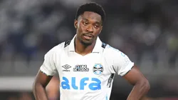 Francis Amuzu, atacante do Grêmio em partida do campeonato brasileiro