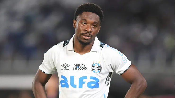 Francis Amuzu, atacante do Grêmio em partida do campeonato brasileiro