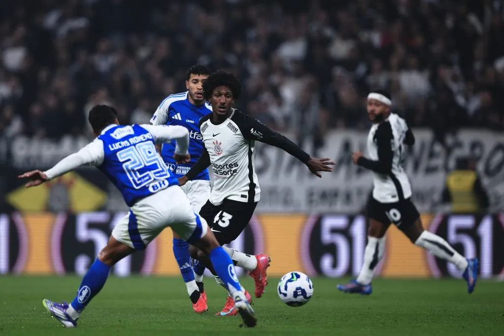 Talles Magno jogador do Corinthians disputa lance com Lucas Romero jogador do Cruzeiro – Foto: Ettore Chiereguini/AGIF