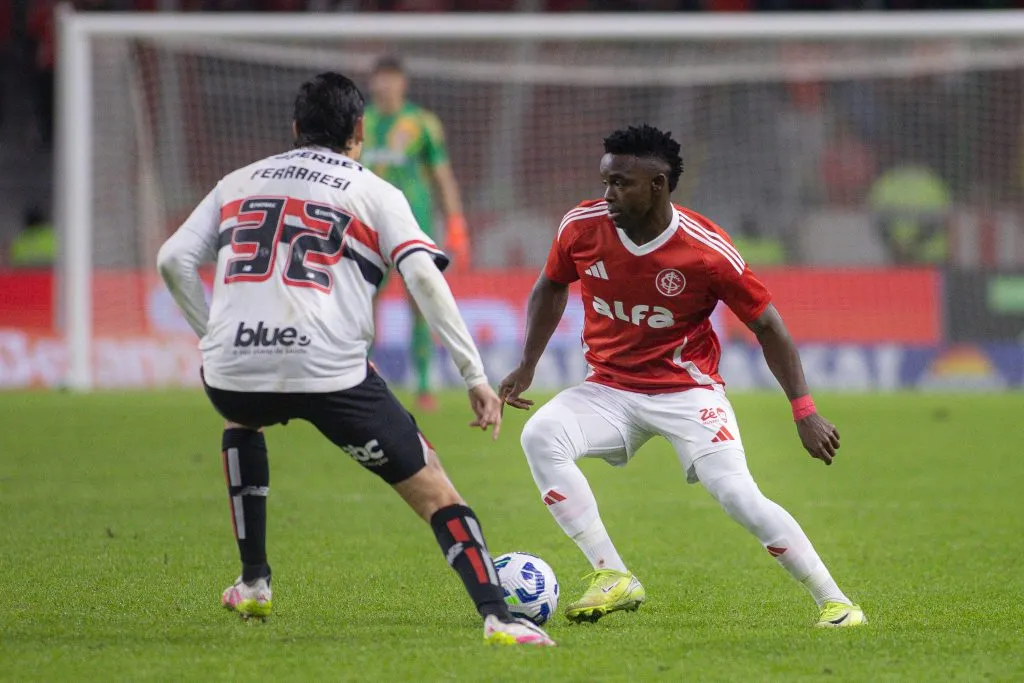 Versátil, Carbonero pode exercer funções desde ponta, meia e segundo atacante no ataque do Inter – Foto: Maxi Franzoi/AGIF