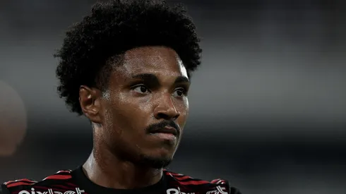 Especulado no Vasco, Vitinho quase fechou com o Fluminense e segue livre no mercado.