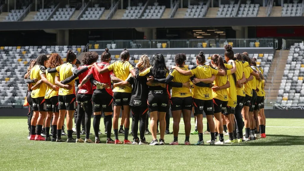 Elenco feminino do Atlético Mineiro em treinamento