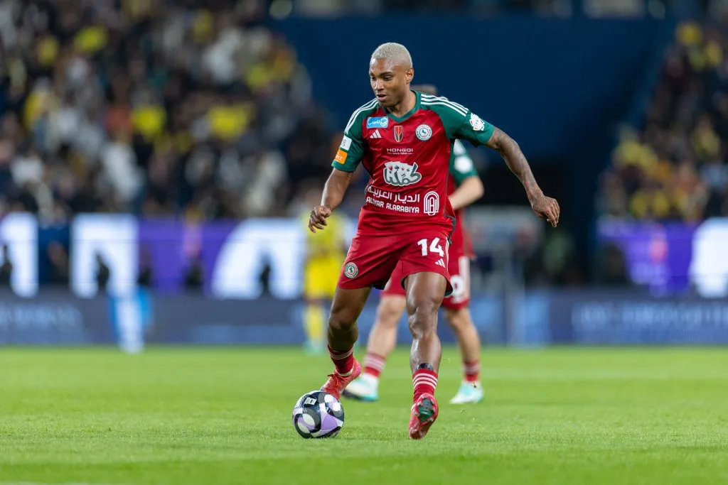 Vitinho está livre no mercado desde que deixou o Al-Ettifaq, nesta temporada. Foto: Abdullah Ahmed/Getty Images.