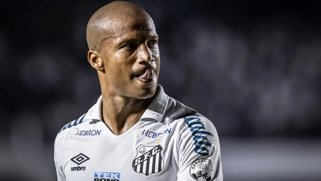 Carlos Sánchez atuando pelo Santos. Foto: Raul Baretta/AGIF