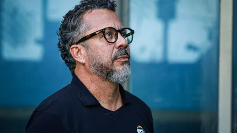 Cléber Xavier durante partida entre Grêmio e Santos, em Porto Alegre, pelo Brasileirão.