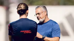 Filipe Luís conversando com José Boto Foto: Adriano Fontes/Flamengo