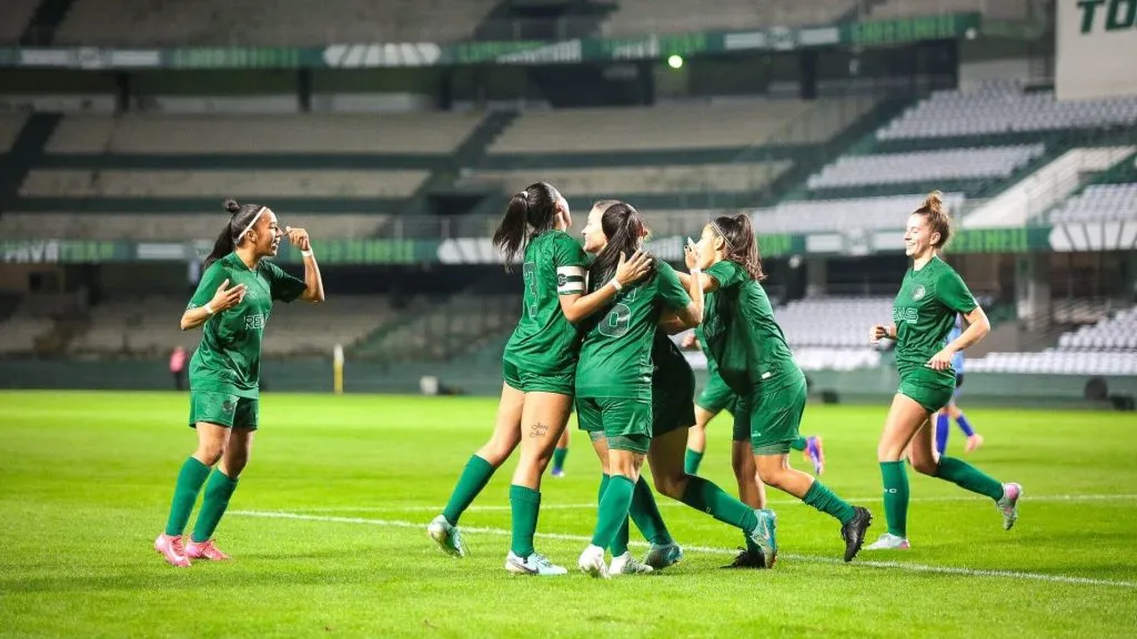 Elenco feminino do Coritiba em campo pela Copa do Brasil