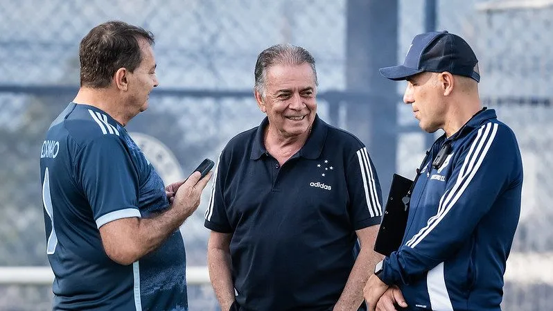 Dirigentes e técnico do Cruzeiro. Foto: Gustavo Aleixo/Cruzeiro