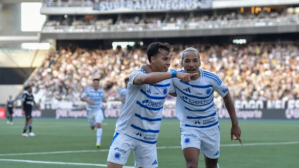 Jogadores comemoram um dos gols do Cruzeiro na temporada. Foto: Thiago Ribeiro/AGIF.