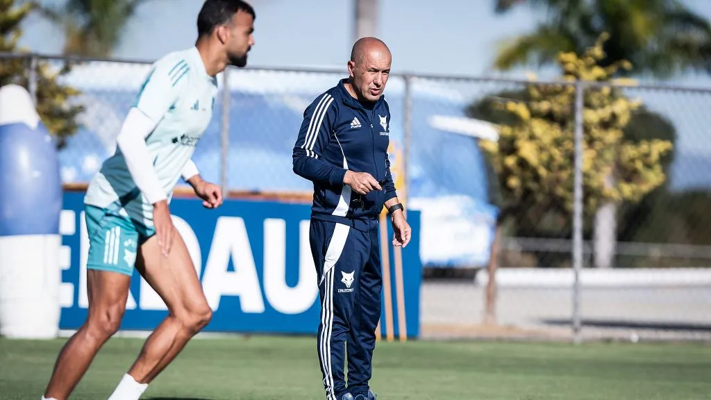 Leonardo Jardim de olho na preparação do elenco Celeste – Foto: Gustavo Aleixo/Cruzeiro