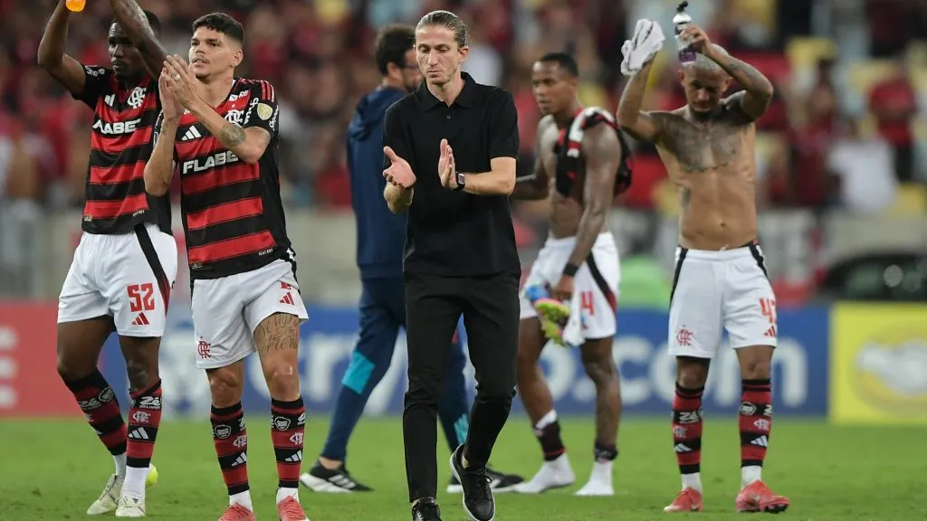 Jogadores do Flamengo ao lado de Filipe Luís aplaudindo a torcida – Foto: Thiago Ribeiro/AGIF