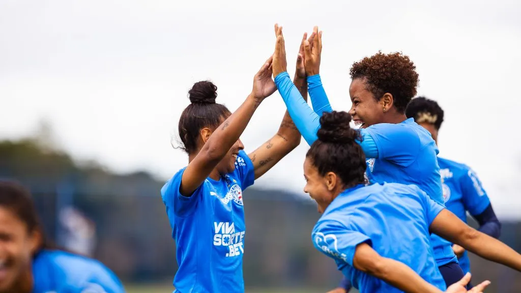 Elenco feminino do Bahia em treinamento