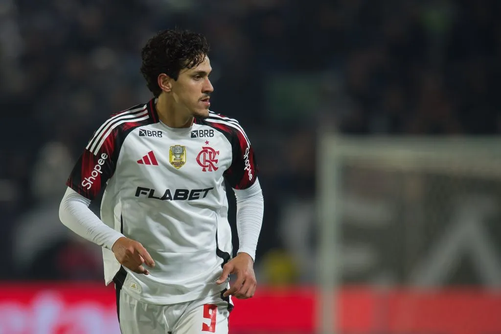 Pedro jogador do Flamengo durante partida contra o Bragantino no estadio Cicero De Souza Marques pelo campeonato Brasileiro A 2025. Foto: Anderson Romao/AGIF